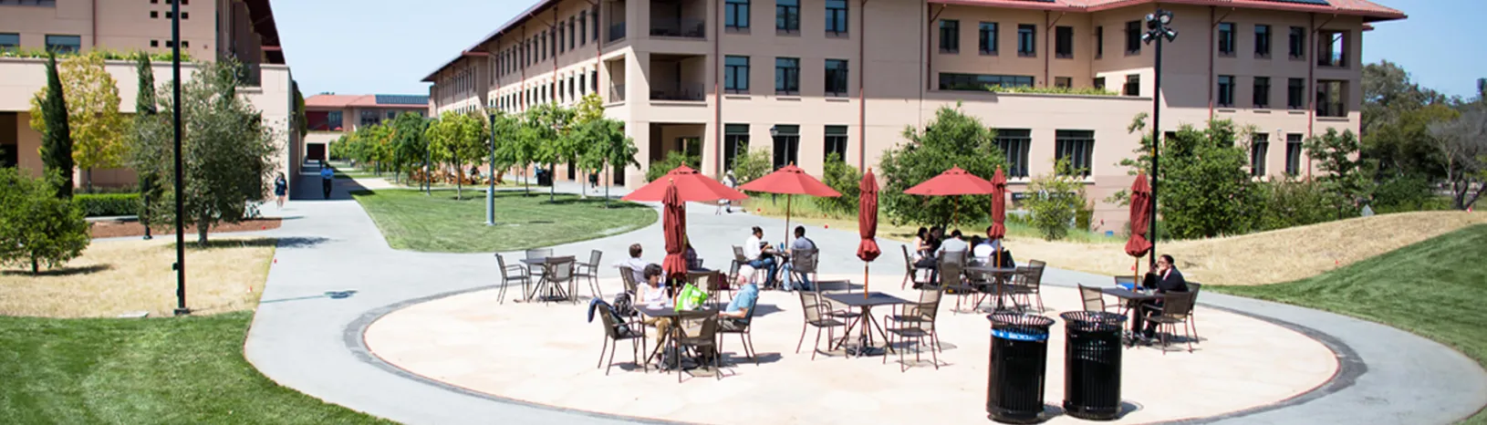 Outdoor seating in the Stanford GSB Bowl