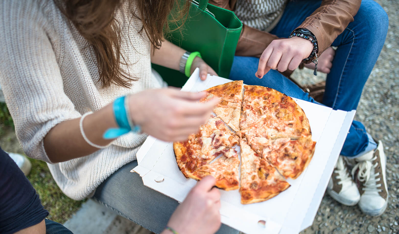 Students eating pizza | iStock/franckreporter 