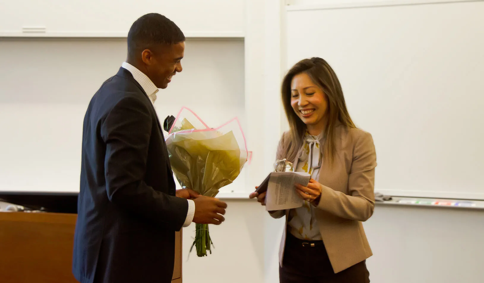 An MBA student hands an award to GSB associate professor of marketing Szu-chi Huang. Photo by Julia Yu.